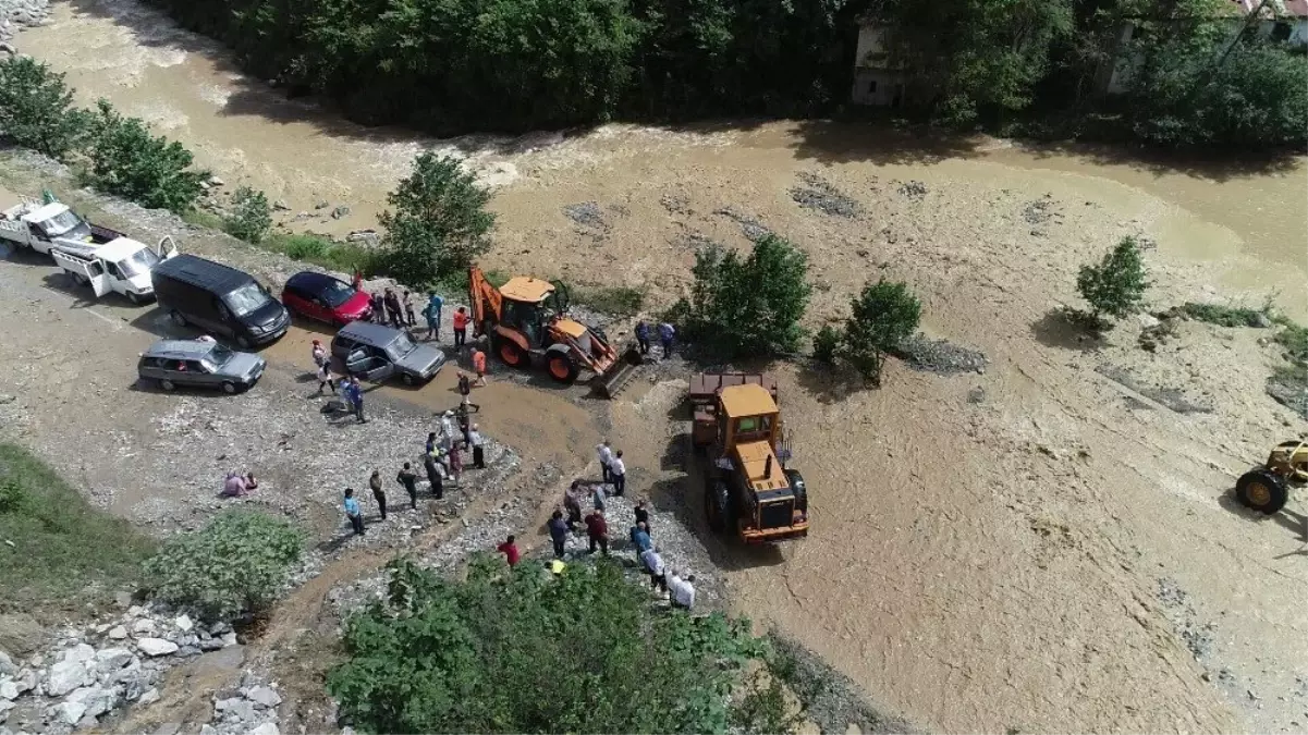 Sel ve heyelan yüzünden Araklı-Bayburt yolunda uzun kuyruklar oluştu