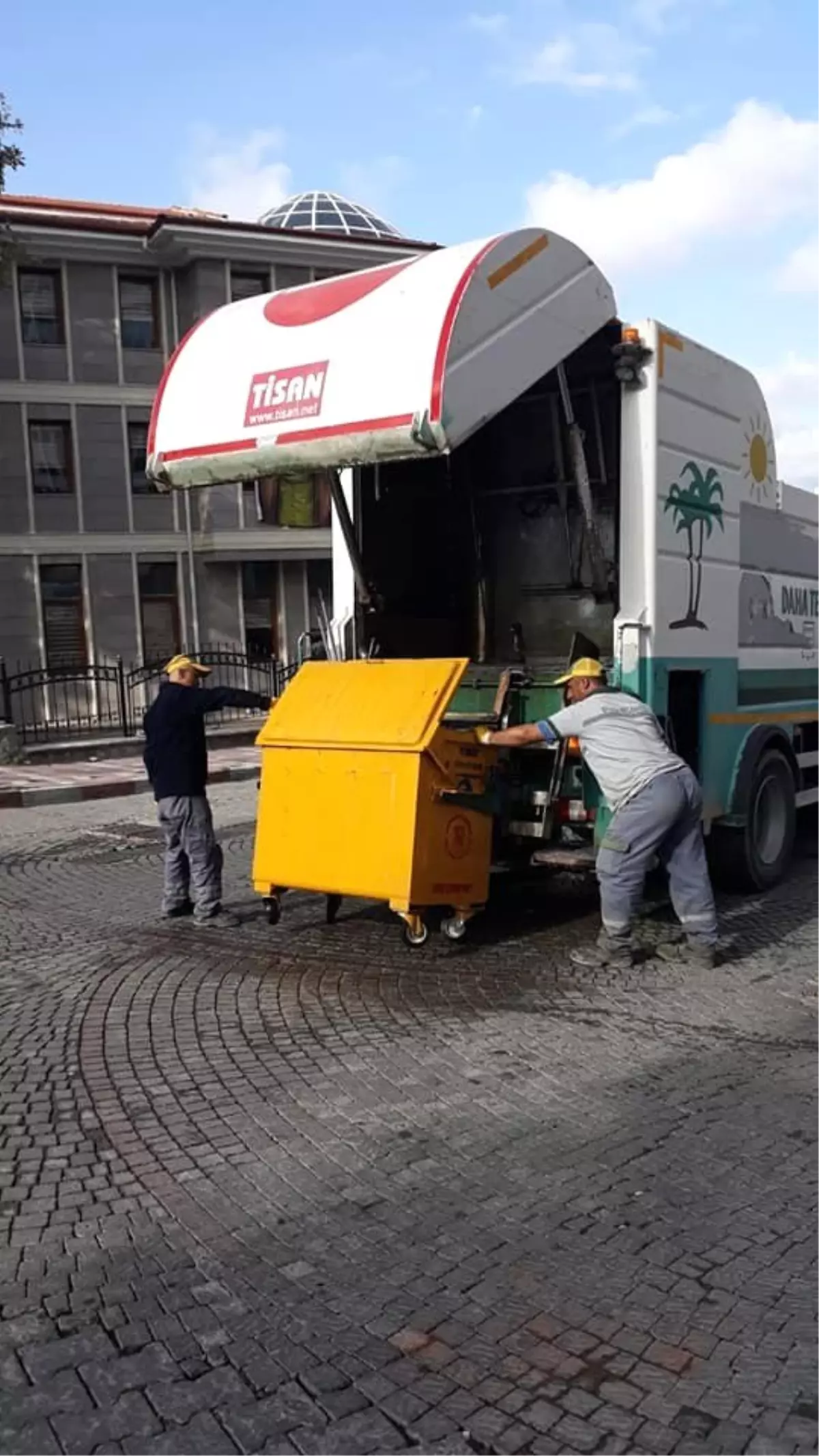 Söğüt\'te çöp konteynırları yıkanarak temizleniyor