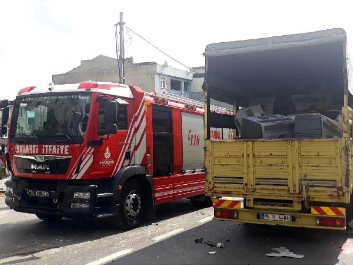 Sultanbeyli\'de beton mikseri ve kamyon çarpıştı : 2 yaralı