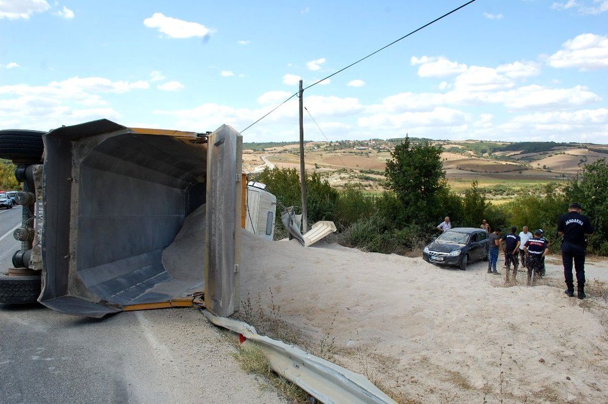 Tekirdağ\'da hafriyat kamyonu devrildi: 1 yaralı