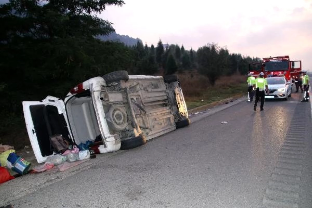 Tem\'de hafif ticari araç takla attı: 6 yaralı