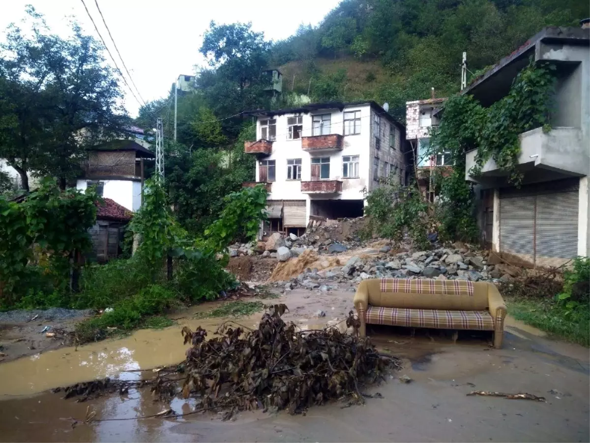 Trabzon\'da şiddetli yağış hasara yol açtı