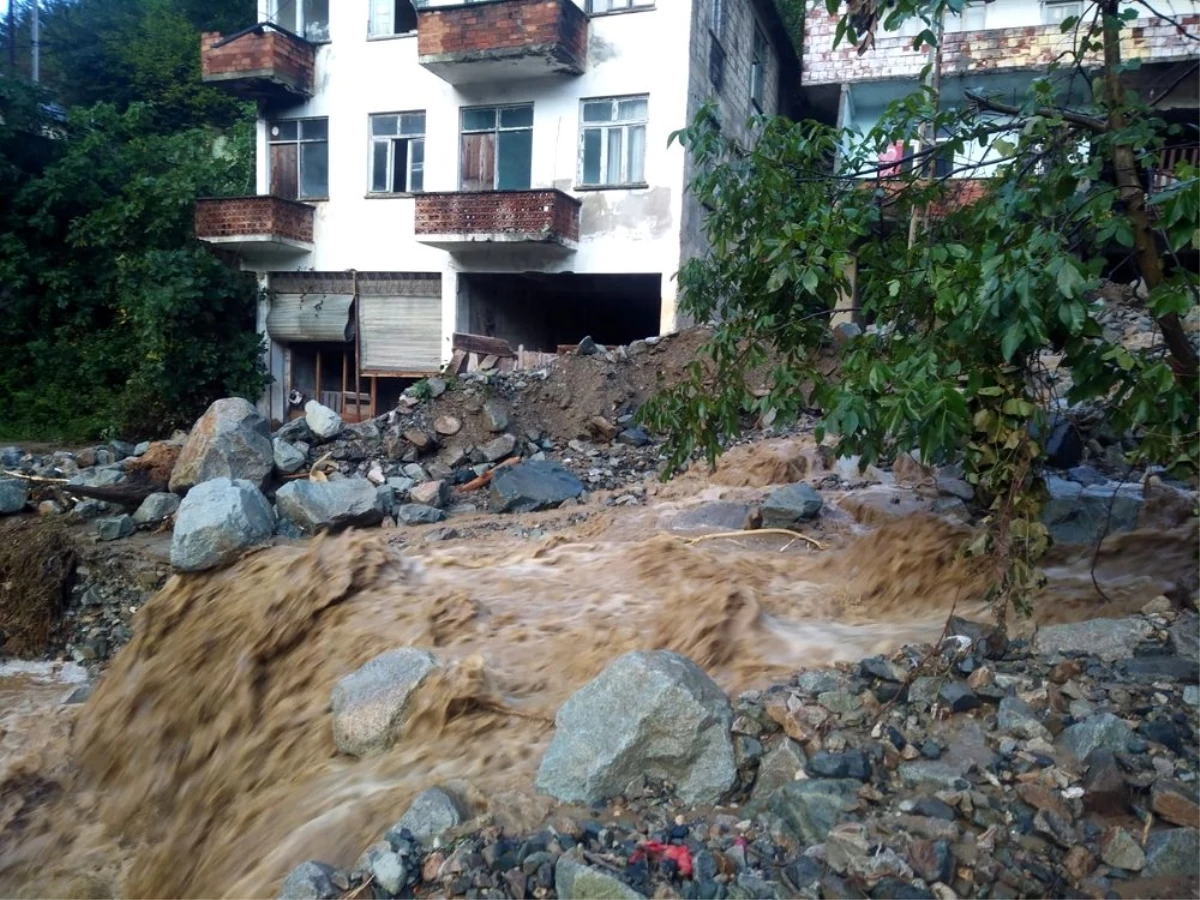 Trabzon\'da şiddetli yağış hasara yol açtı