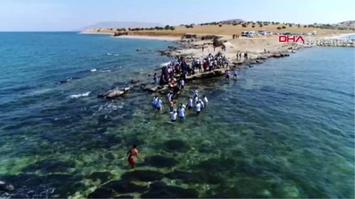 Van gölü\'ndeki çarpanak adası\'na antik yoldan su altı yürüyüşü