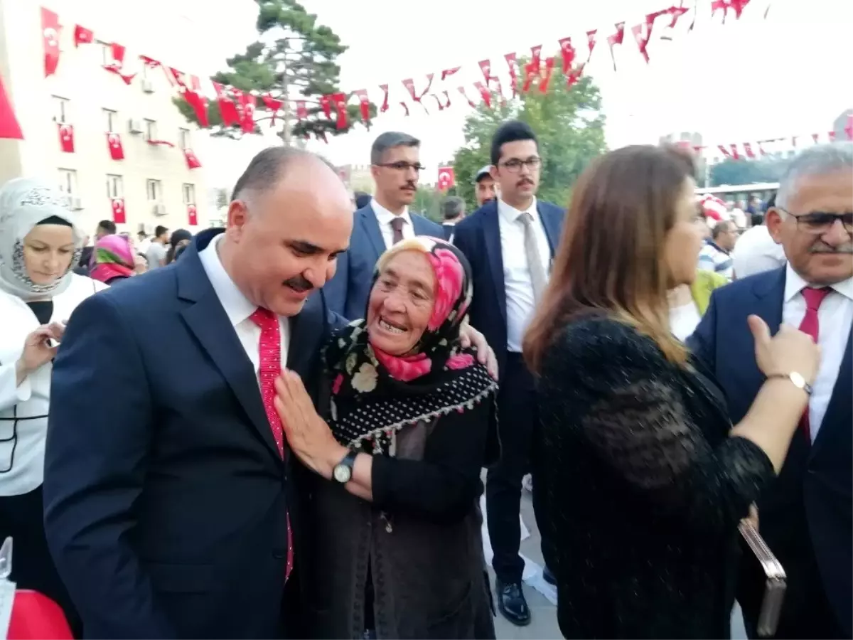 Zafer Bayramı resepsiyonu meydanda yapıldı