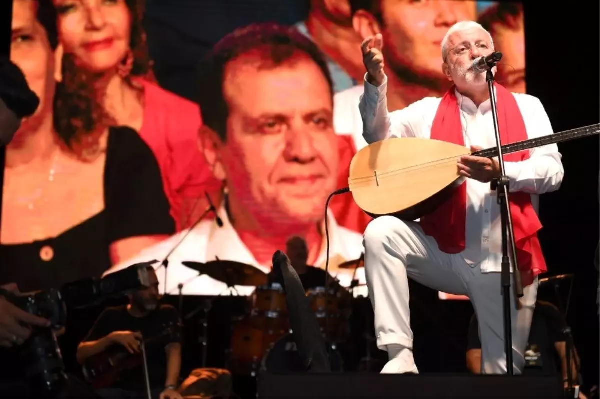 Zafer coşkusu Onur Akın ve Özlem Özdil konserleri ile taçlandı