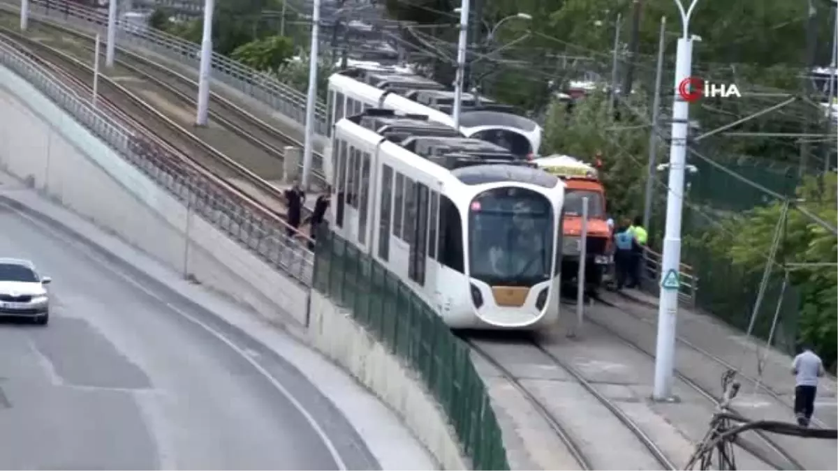 Zeytinburnu\'nda tramvay raydan çıktı