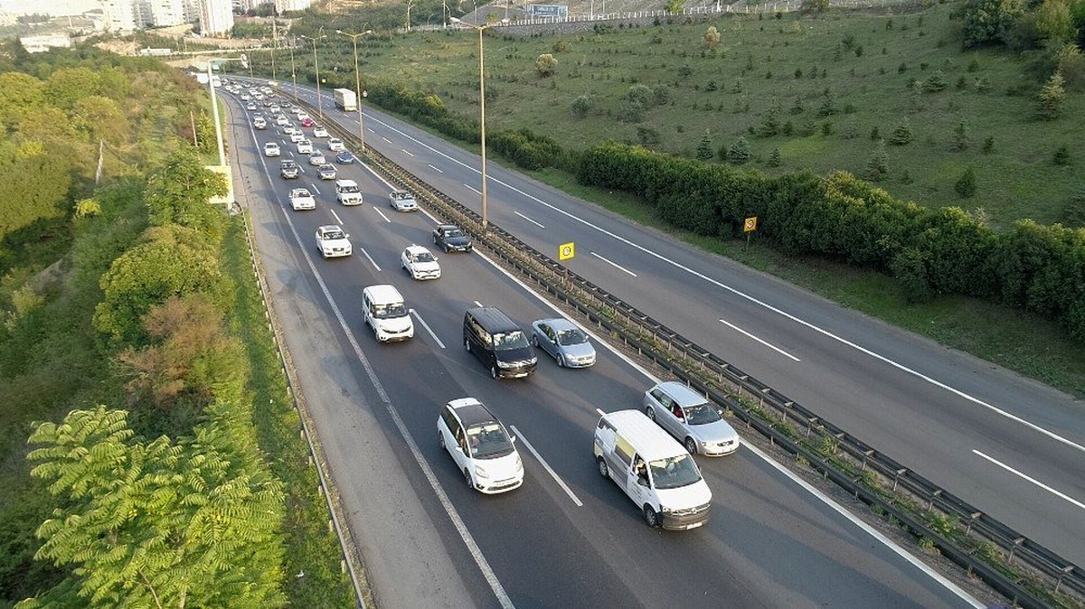 3 günlük tatil, TEM\'de trafiği durma noktasına getirdi