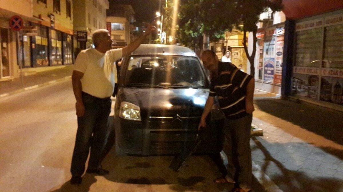 3. kattan park halindeki aracın üzerine düşen çocuk yaralandı