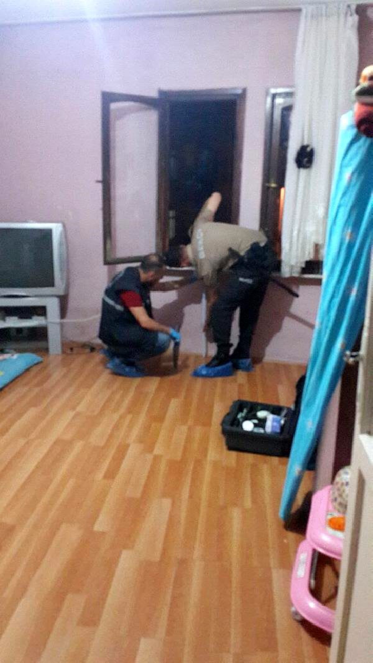 3\'üncü kattan hafif ticari aracın üzerine düşen inas yaralandı