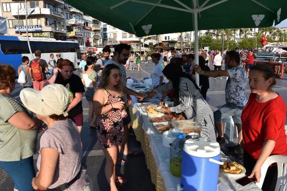 Ak parti\'li kadınlardan ihtiyaç sahibi öğrenciler için satış