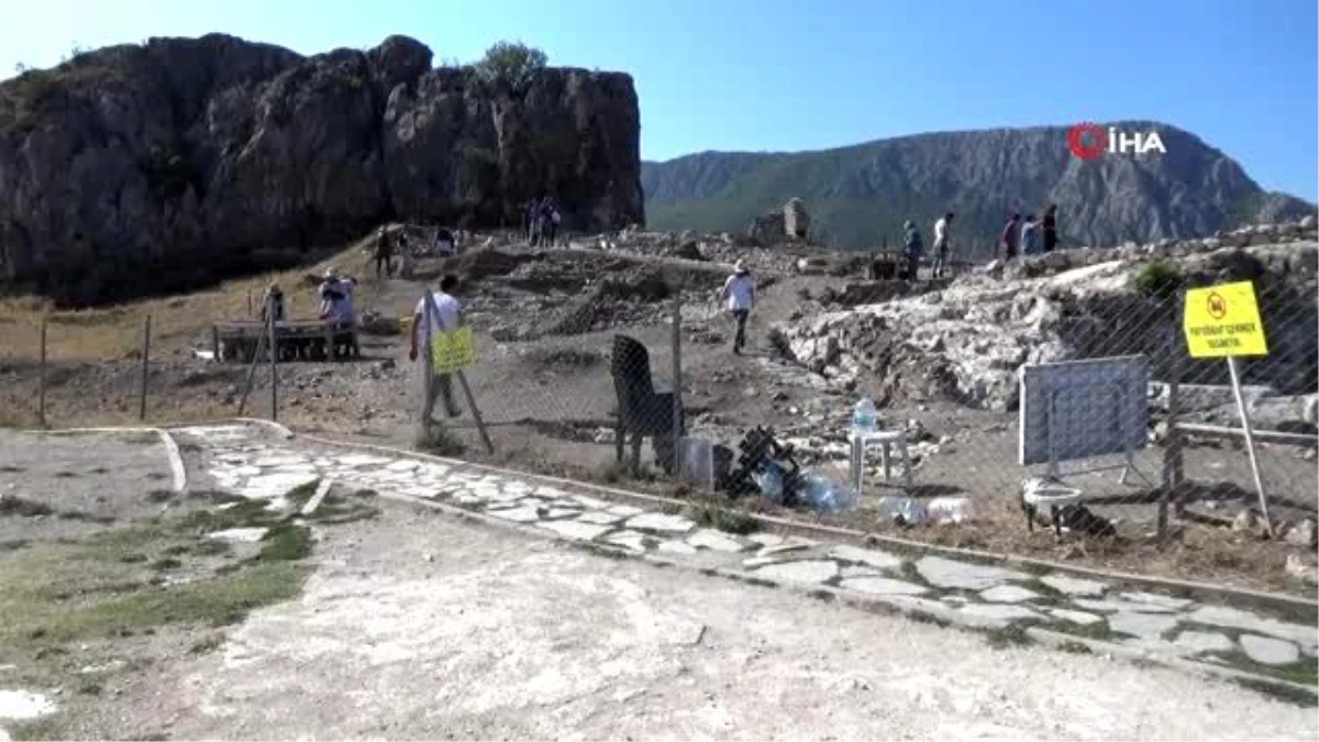 Amasya Kalesi\'nde yapılan arkeolojik kazılarda 700 yıllık cami bulundu