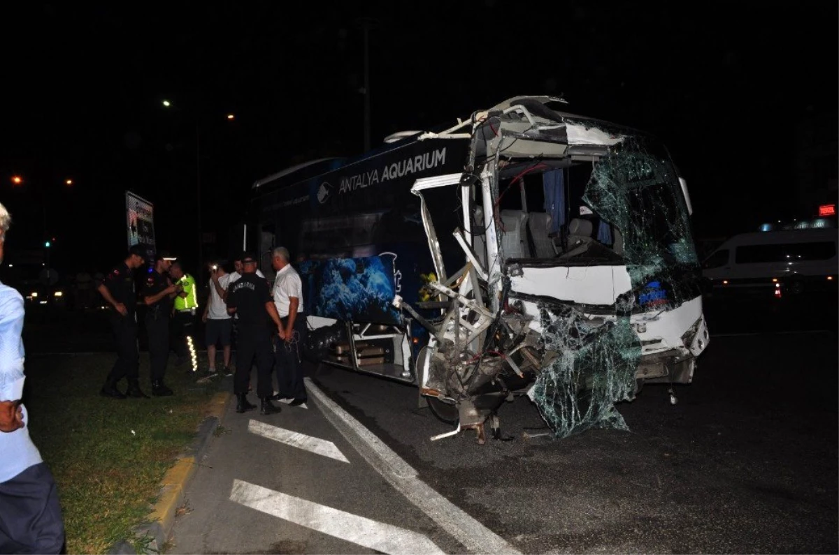 Antalya\'da 12 kişinin yaralandığı kazada kırmızı ışık ihlali iddiası