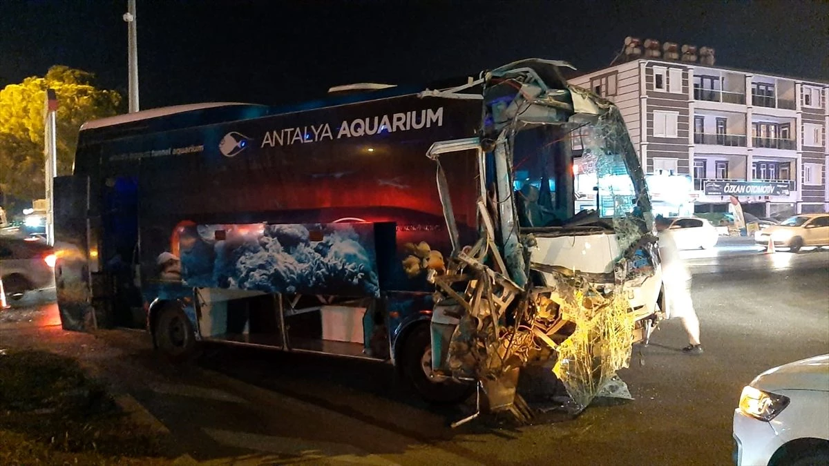 Antalya\'da tur minibüsü ile otobüs çarpıştı: 13 yaralı