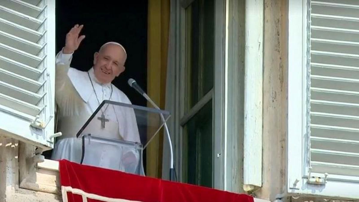 Asansörde 25 dakika mahsur kalan Papa Francis\'i itfaiyeciler kurtardı