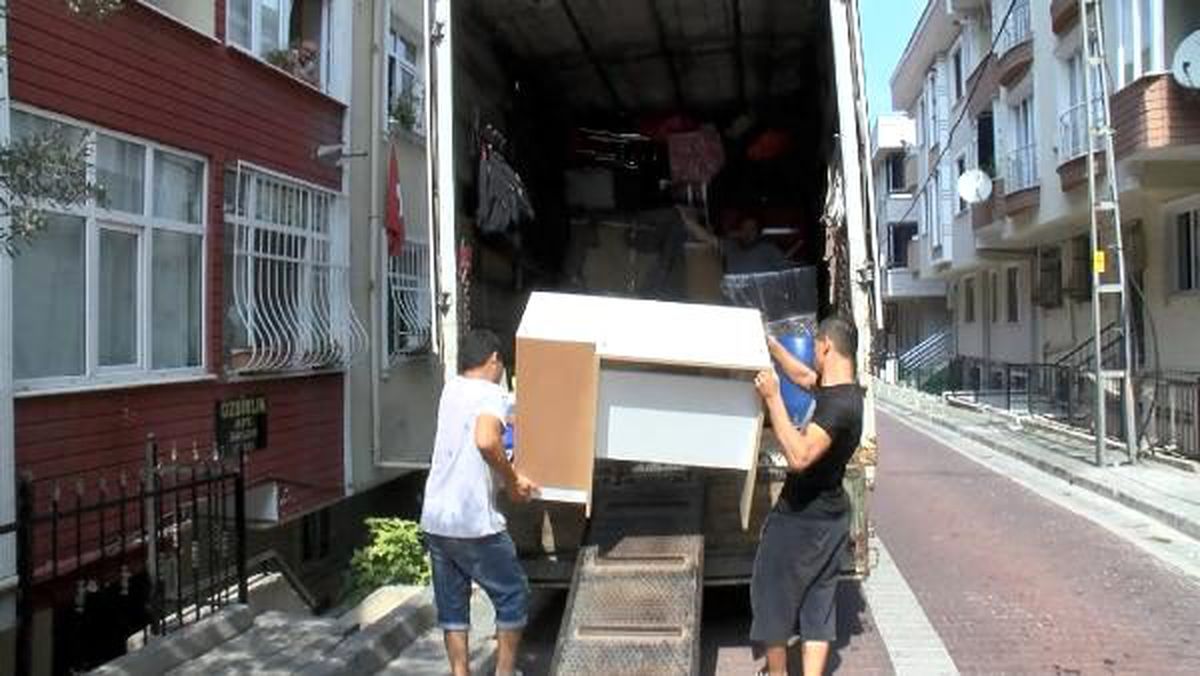 Avcılar\'da kolonları çatlayan binada tahliyeler sürüyor