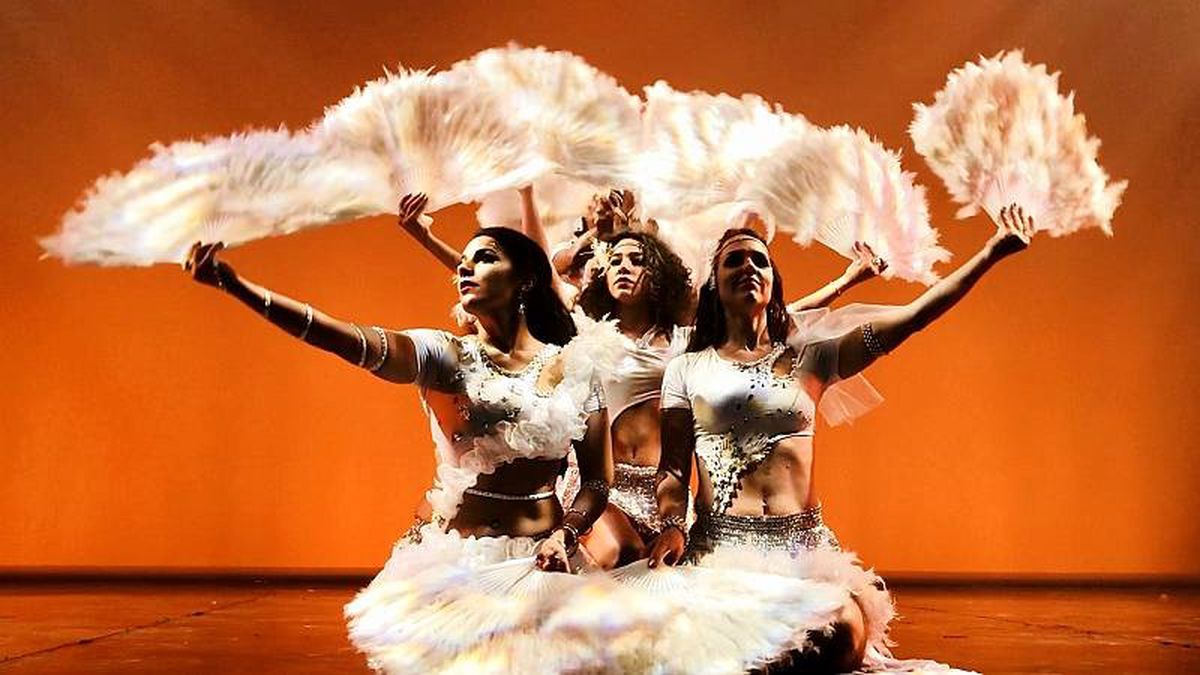 Avrupalı dansçılardan oryantal şov