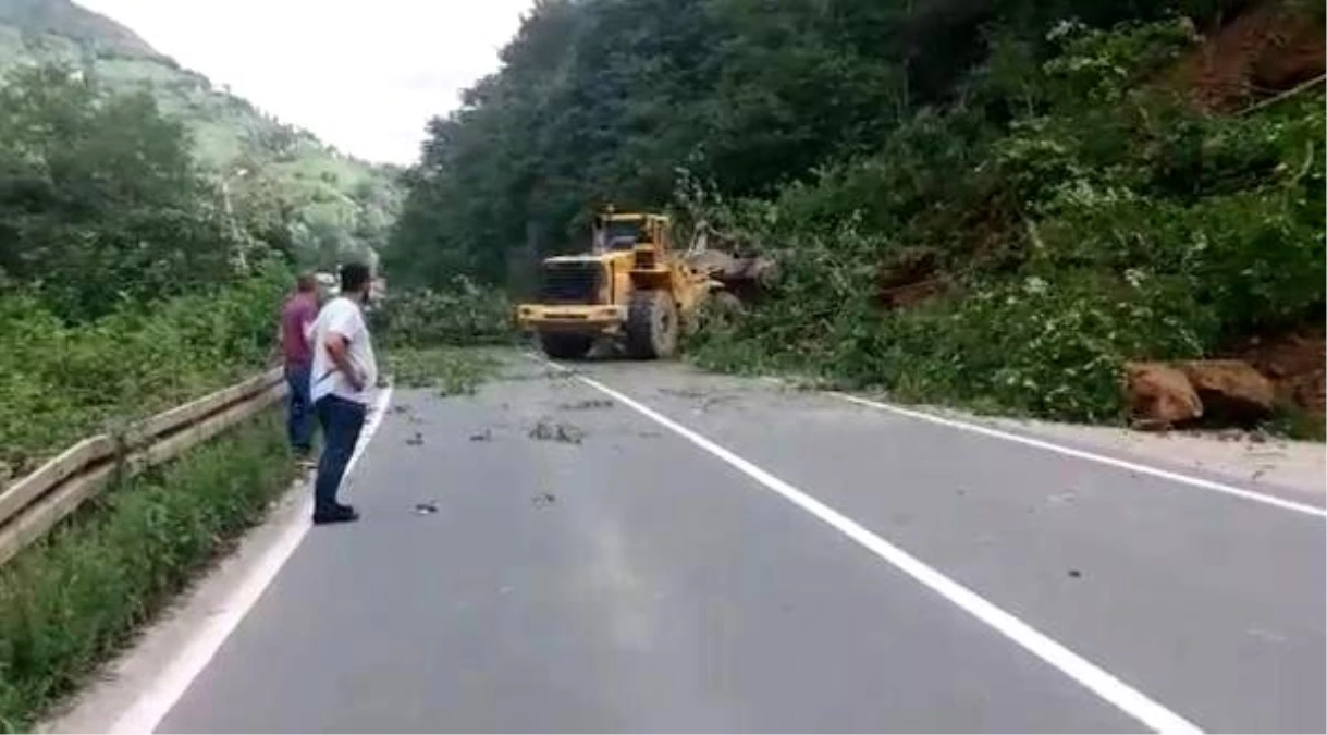 Ayder yolunda heyelan yolu kapattı