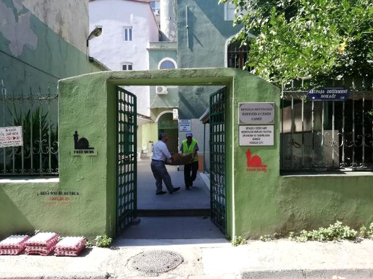Beyoğlu\'nda paranın geçmediği hayır pazarı