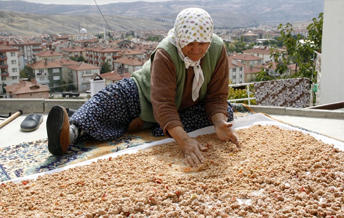 Beypazarı\'nda kışlık tarhana ve salça mesaisi