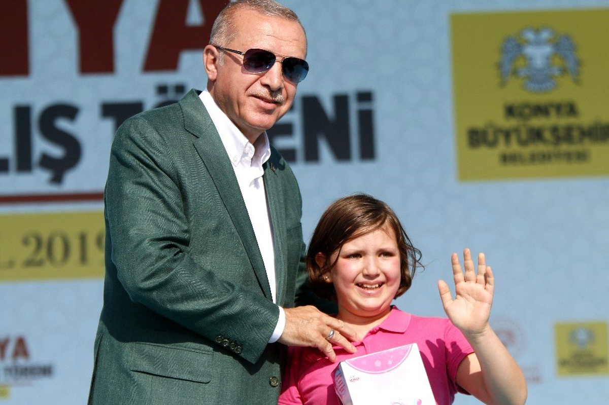 Cumhurbaşkanı Erdoğan: "Ülke ve milletin yanında olacaklarına terör örgütü güdümündeki partinin...