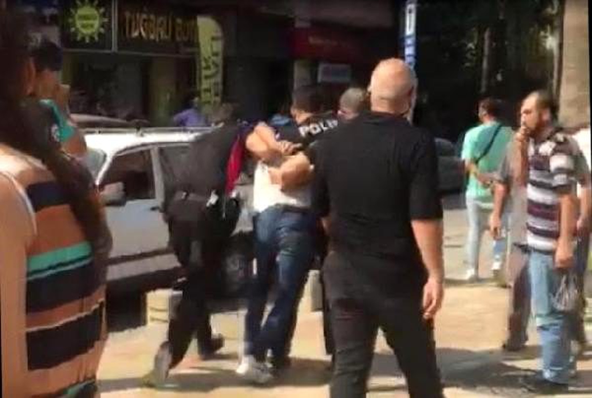 Denizli\'de, polise kimliklerini göstermeyen 3 kişiye gözaltı