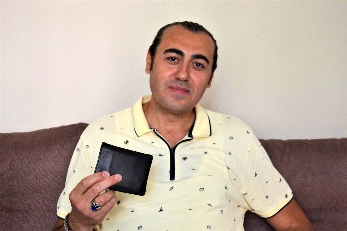 Denizlili fotoğrafçı bulduğu çantayı turistlere teslim etti