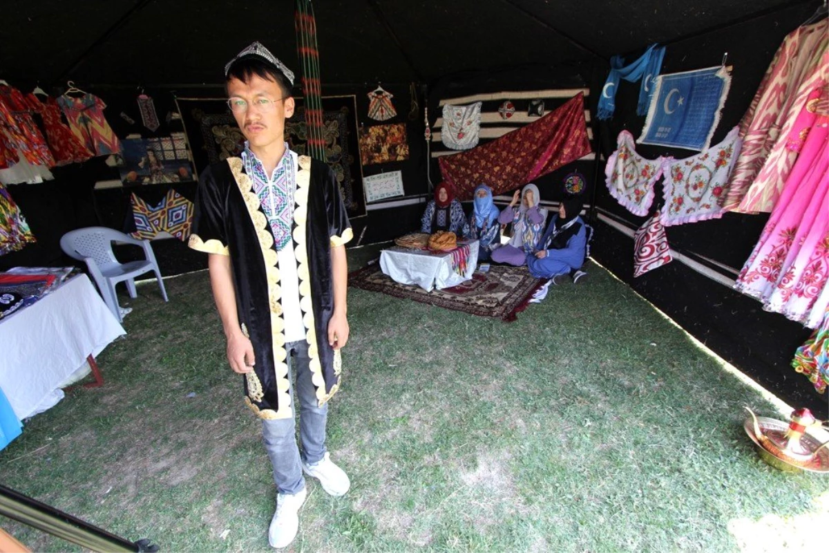Doğu Türkistanlı gençler kültürlerini yaşatmaya çalışıyor