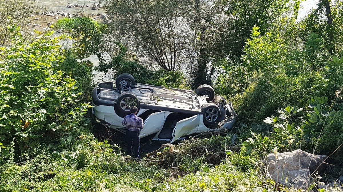 Dönüş yapan otomobile çarpıp, şarampole yuvarlandılar: 7 Yaralı