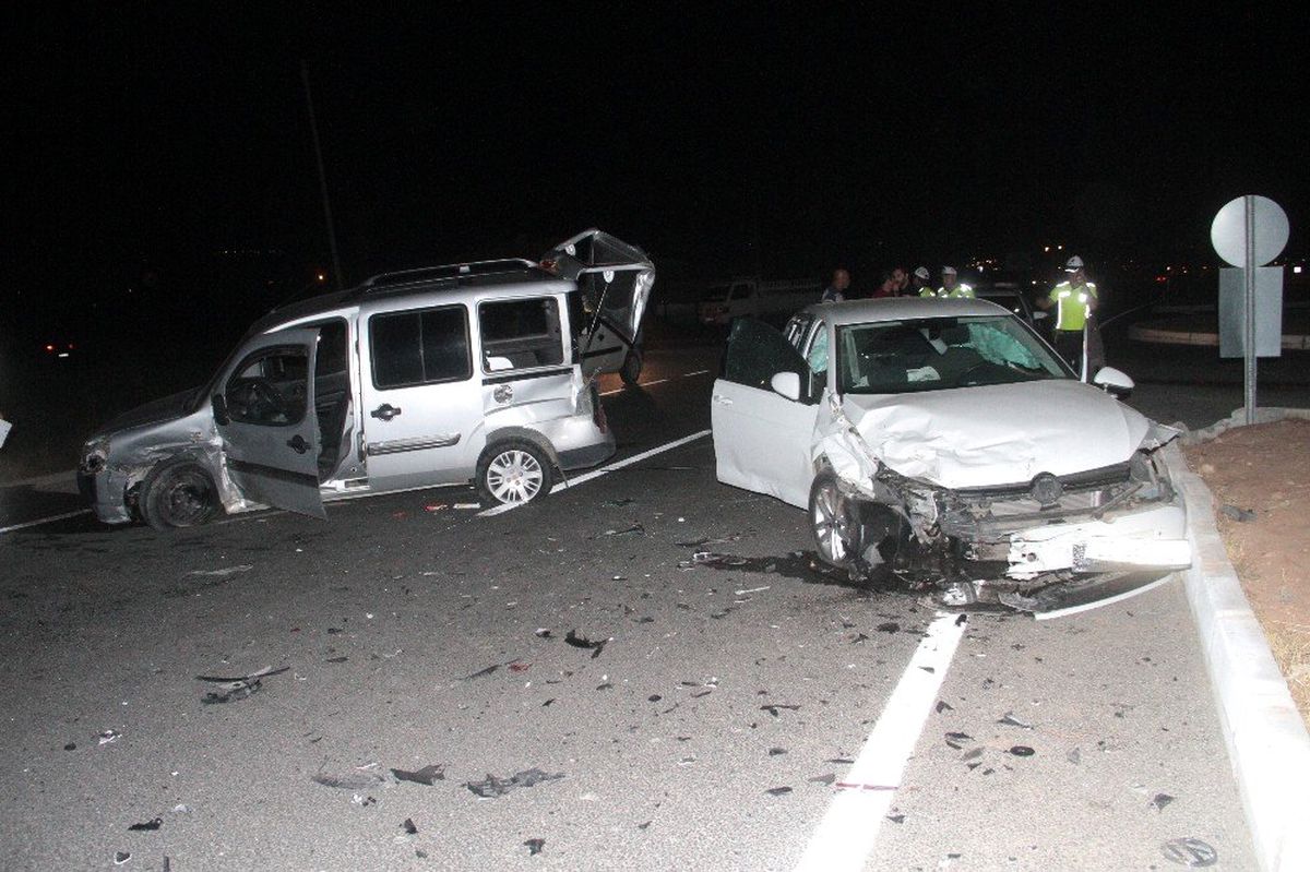 Elazığ\'da hafif ticari araç ile otomobil çarpıştı: 5 yaralı