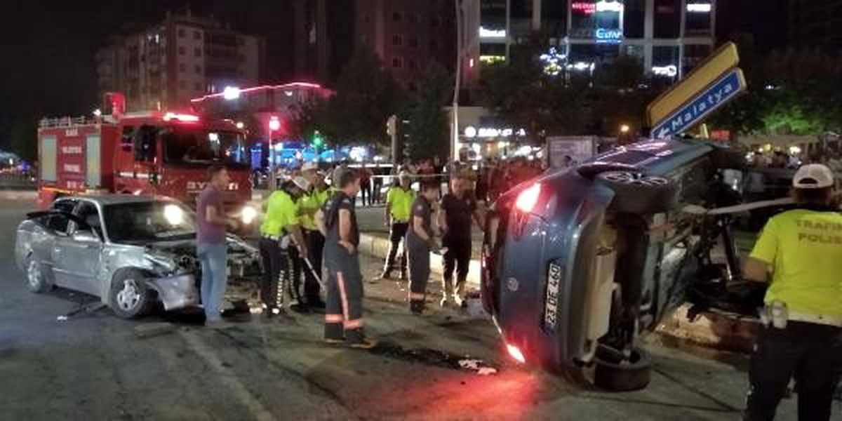 Elazığ\'da otomobiller çarpıştı: 3 yaralı