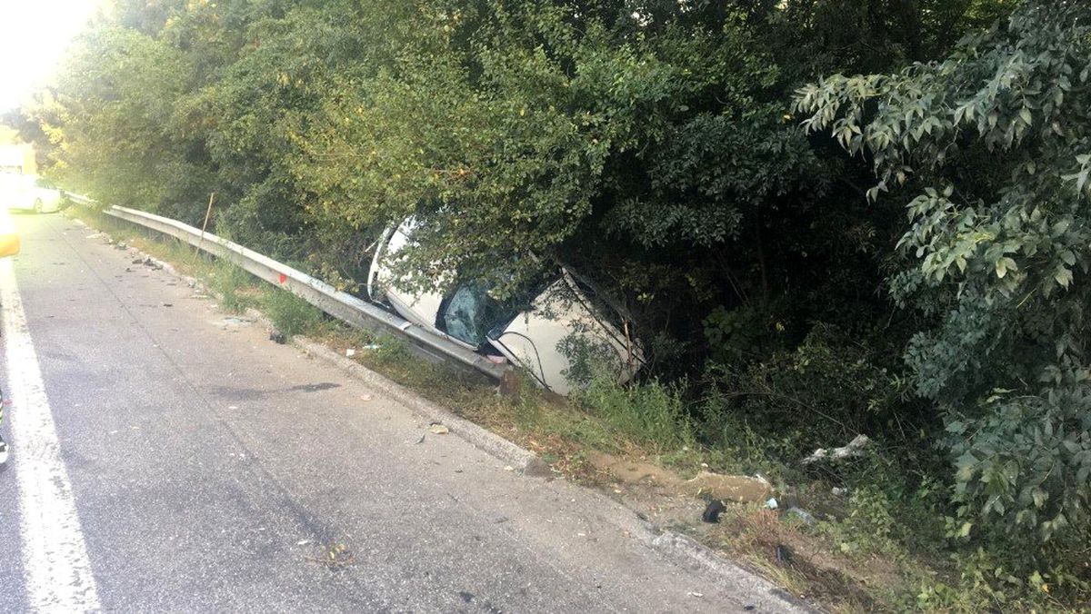 Emniyet şeridinde duran araca arkadan çarptı: 1 ölü, 9 yaralı