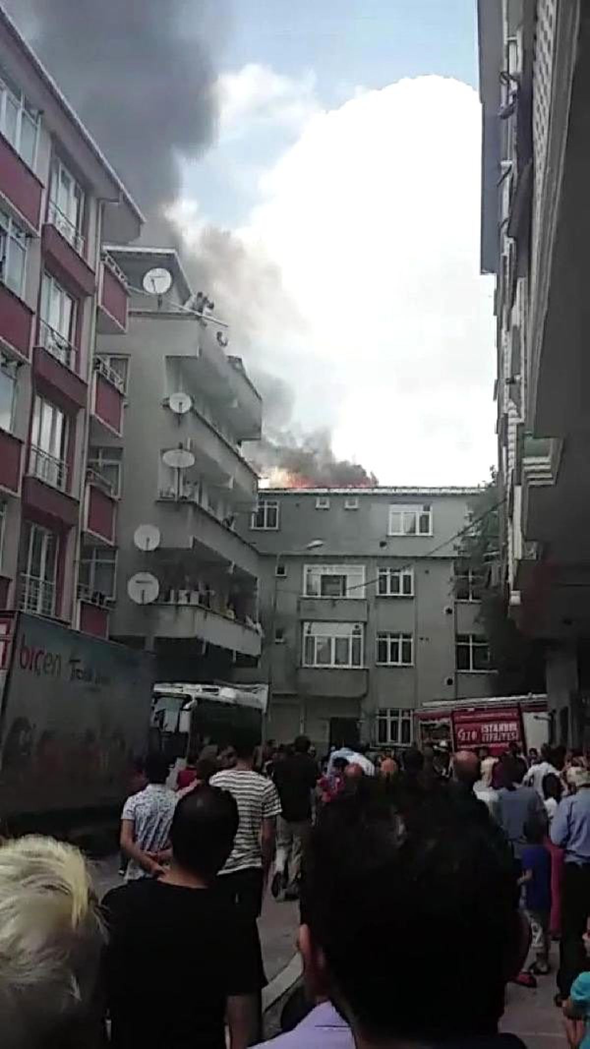 Esenyurt\'ta iki gün önce boşaltılan riskli binada yangın
