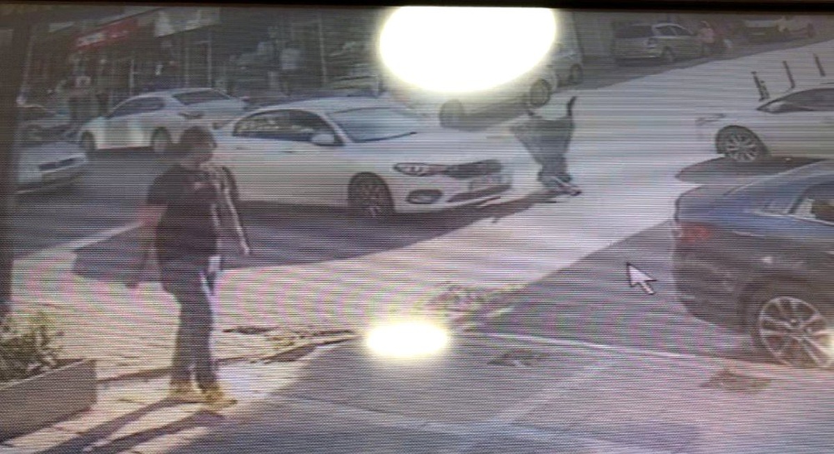 Esenyurt\'ta karşıdan karşıya geçen kadına otomobilin çarptığı anlar kamerada