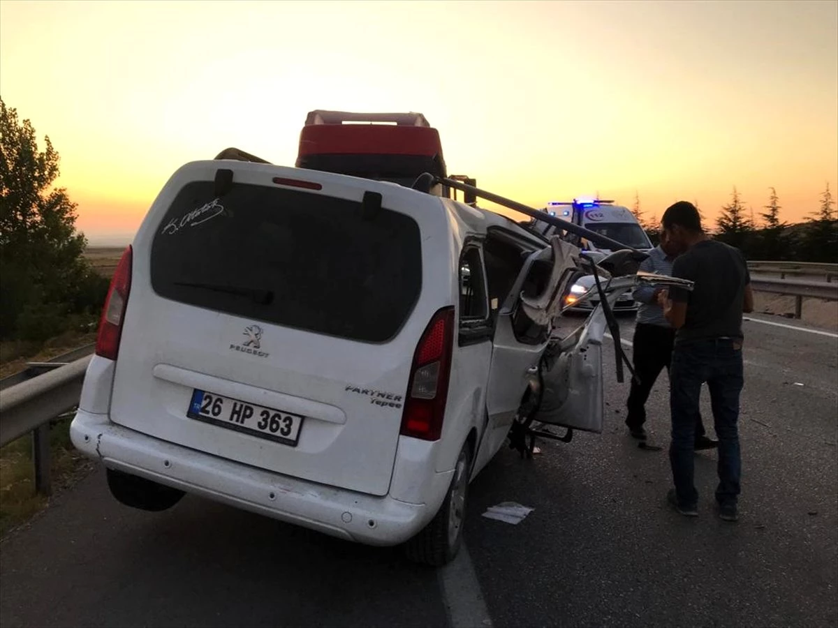 Eskişehir\'de hafif ticari araç tıra çarptı: 1 ölü