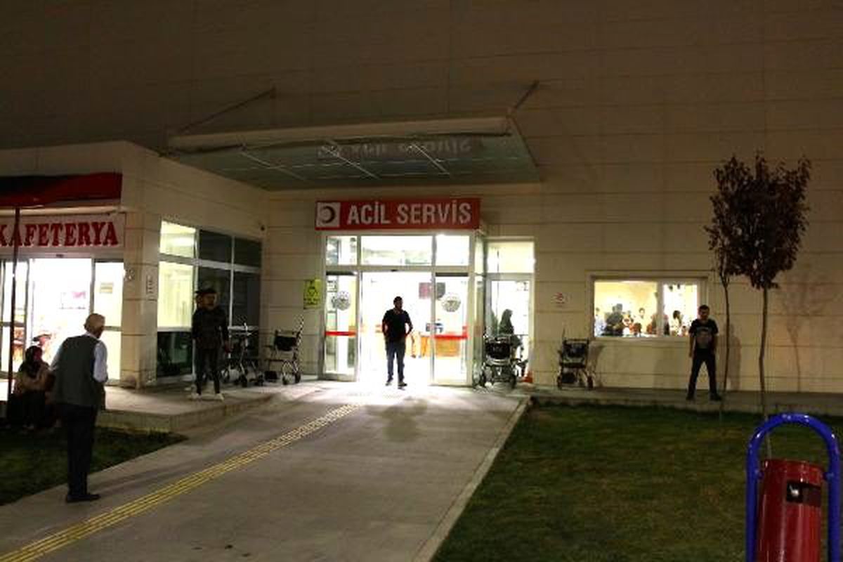 Evinin önünde otururken koluna yorgun mermi isabet etti