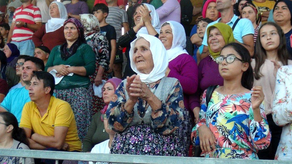 Futbol turnuvası finaline kadın taraftarlar damga vurdu