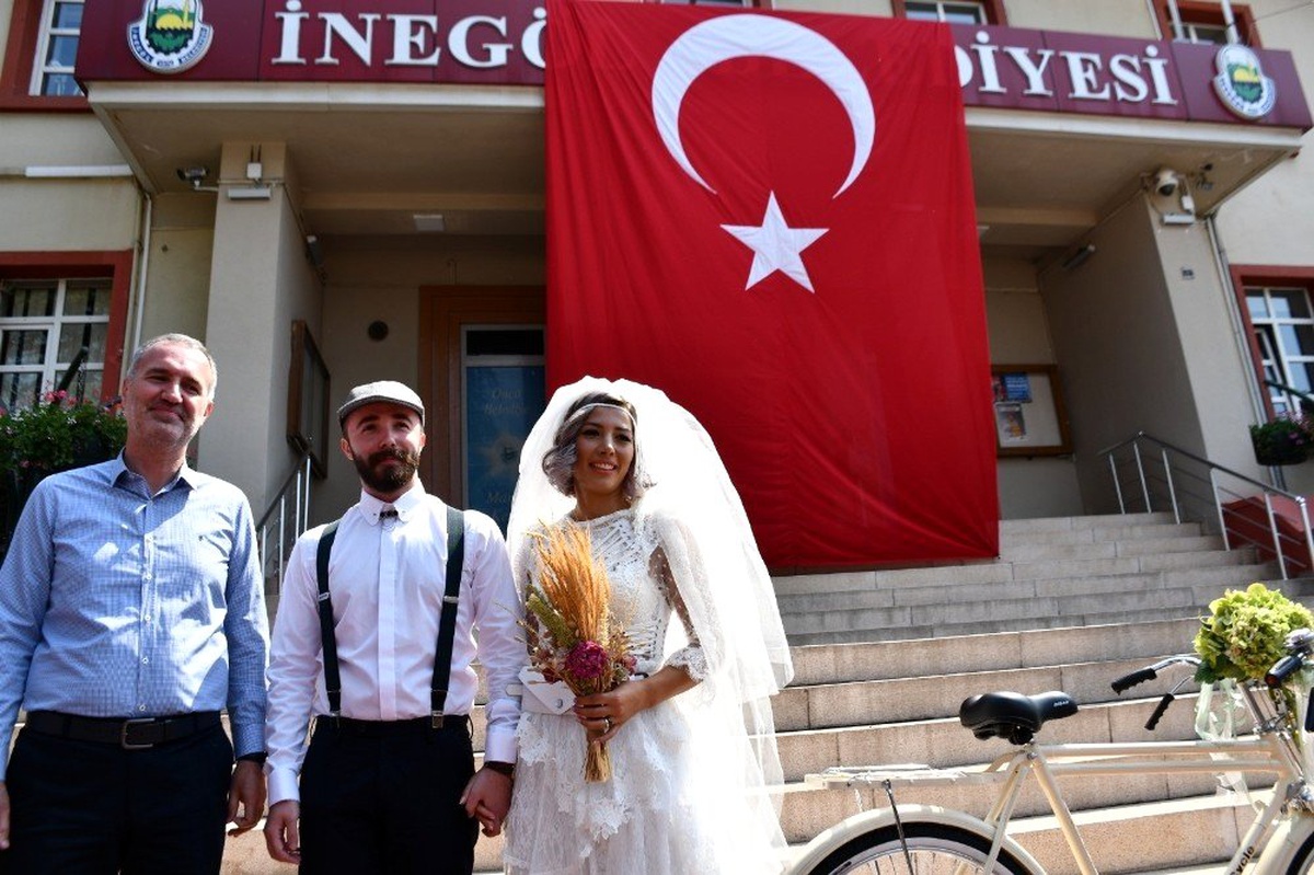 Gelin ile damattan bisikletli düğün konvoyu