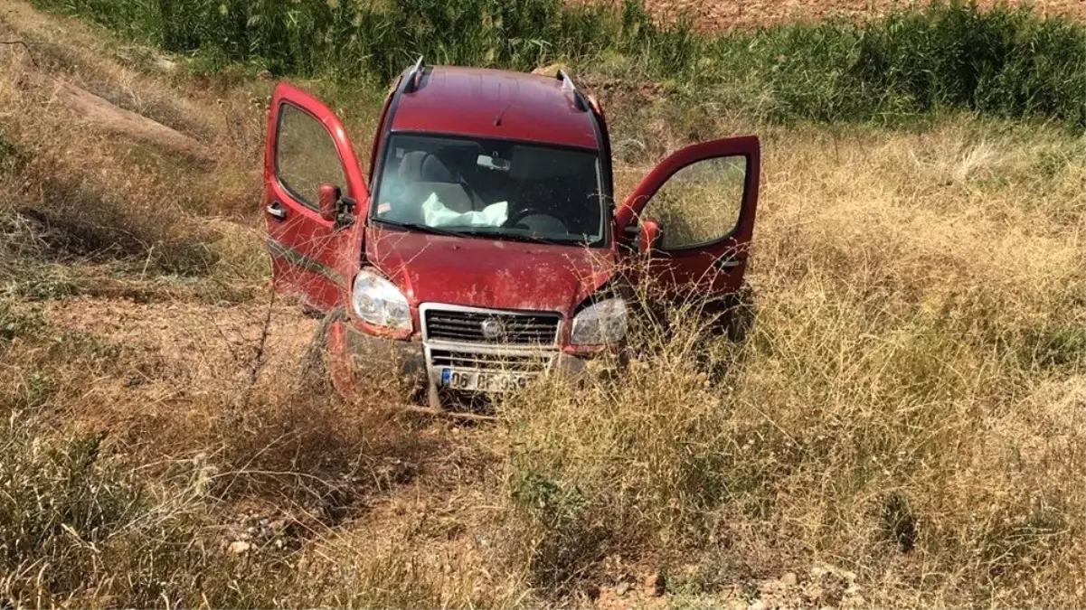 Hafif ticari araç şarampole devrildi: 2 yaralı