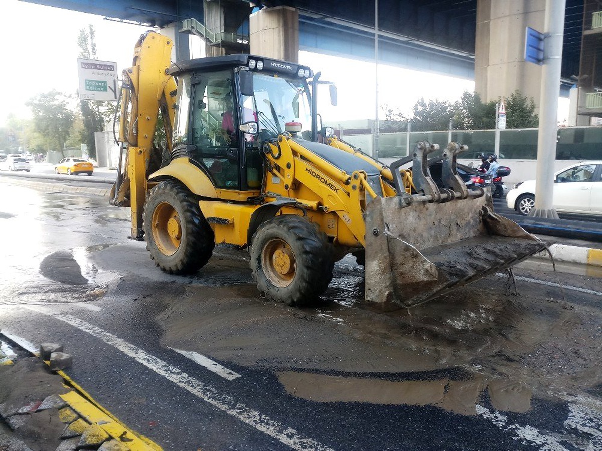 Haliç Köprüsü altındaki yolda su borusu patladı