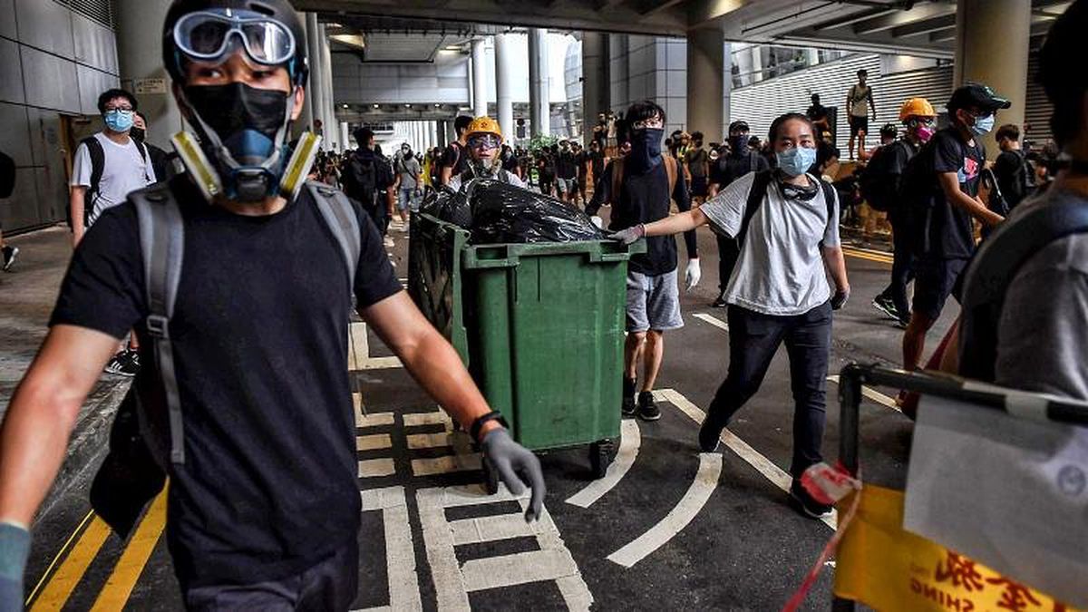 Hong Kong\'da protesto gösterileri, hava trafiğini aksatmak amacıyla bu kez havalimanına taşındı