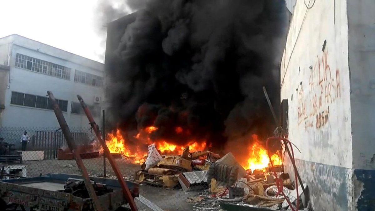 Hurdalık alanda çıkan yangın kumaş fabrikasına sıçramak üzereyken söndürüldü