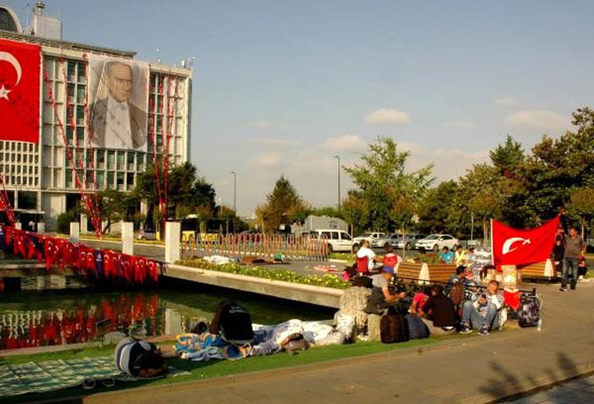 İşten çıkarılan işçilerin ibb önündeki eylemi 4. gününe girdi