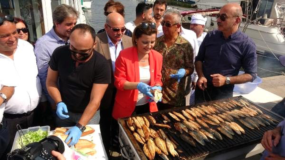 İzmit\'te 5 bin kişiye dağıtılan balık ekmek yarım saatte tükendi