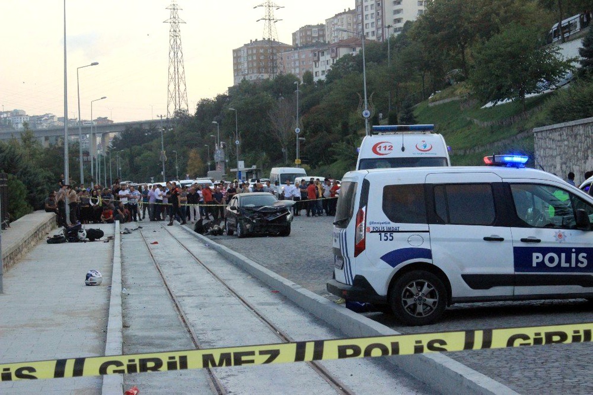 Kağıthane\'de motosiklet ile otomobil çarpıştı: 1 ölü, 1 yaralı