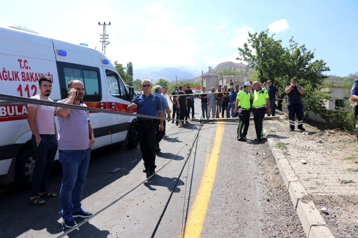 Kamyonun çarptığı müstakil ev yıkıldı