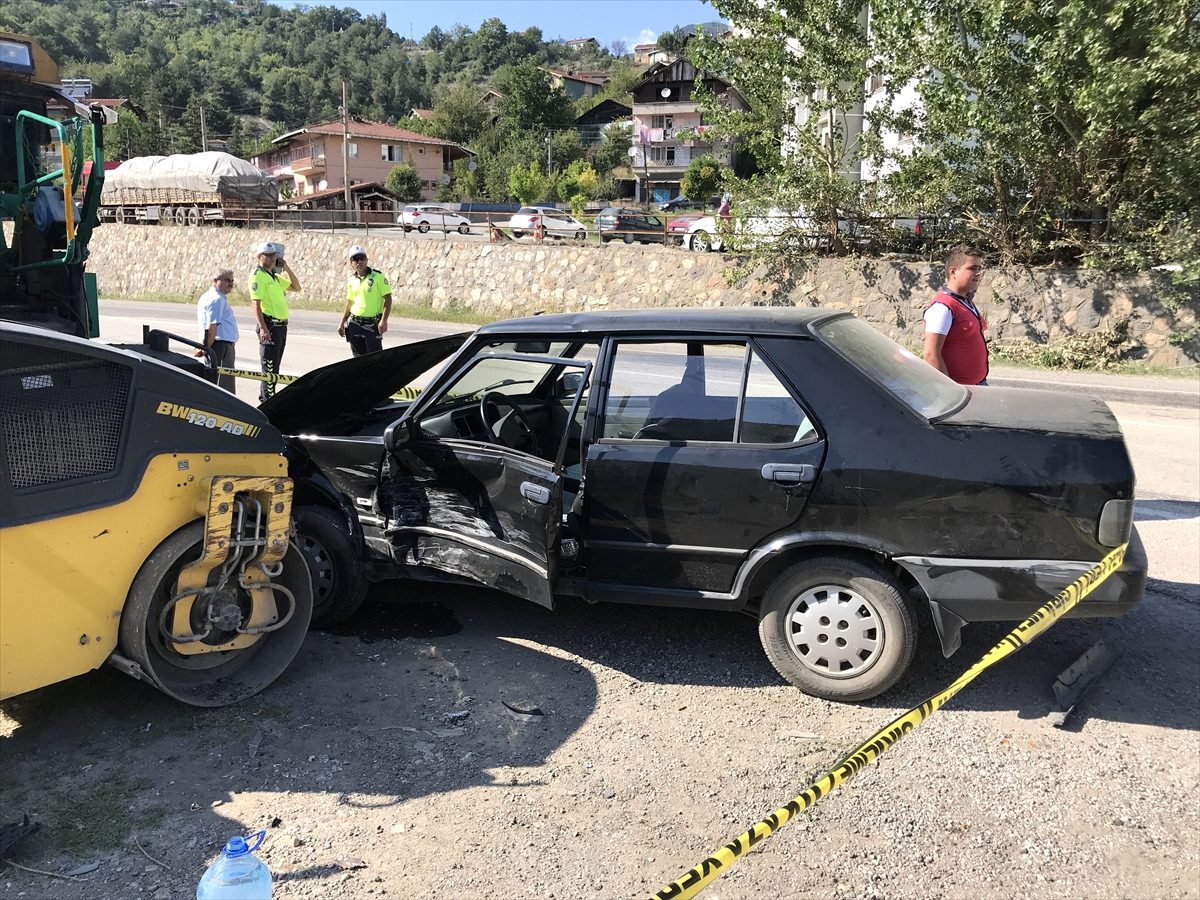 Karabük\'te iki otomobil çarpıştı