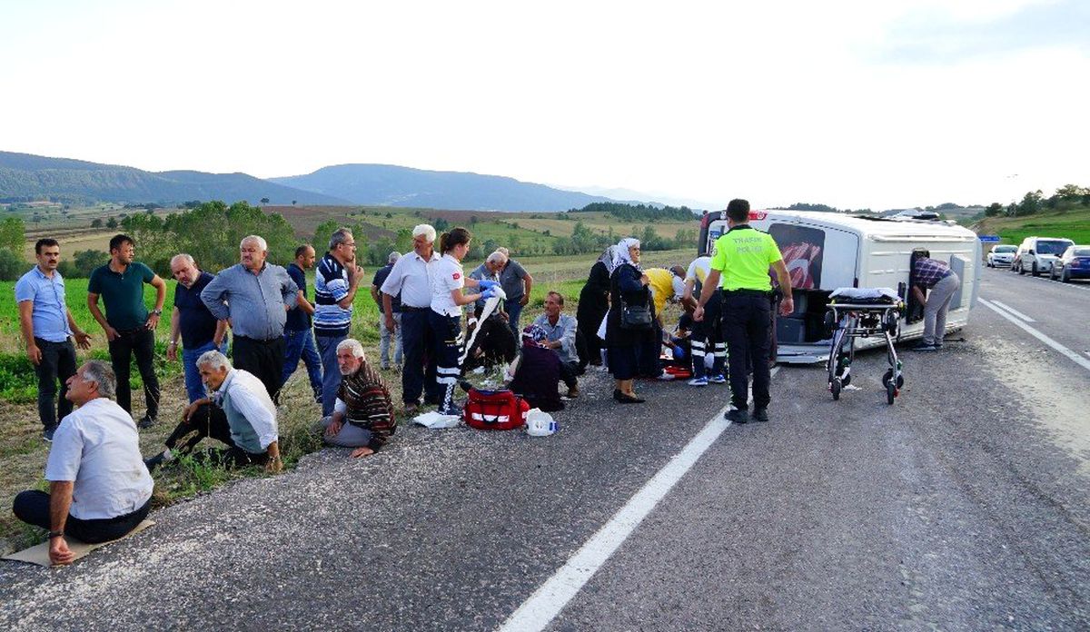 Kastamonu\'da yolcu minibüsü ile kamyonet çarpıştı: 1 ölü, 11 yaralı