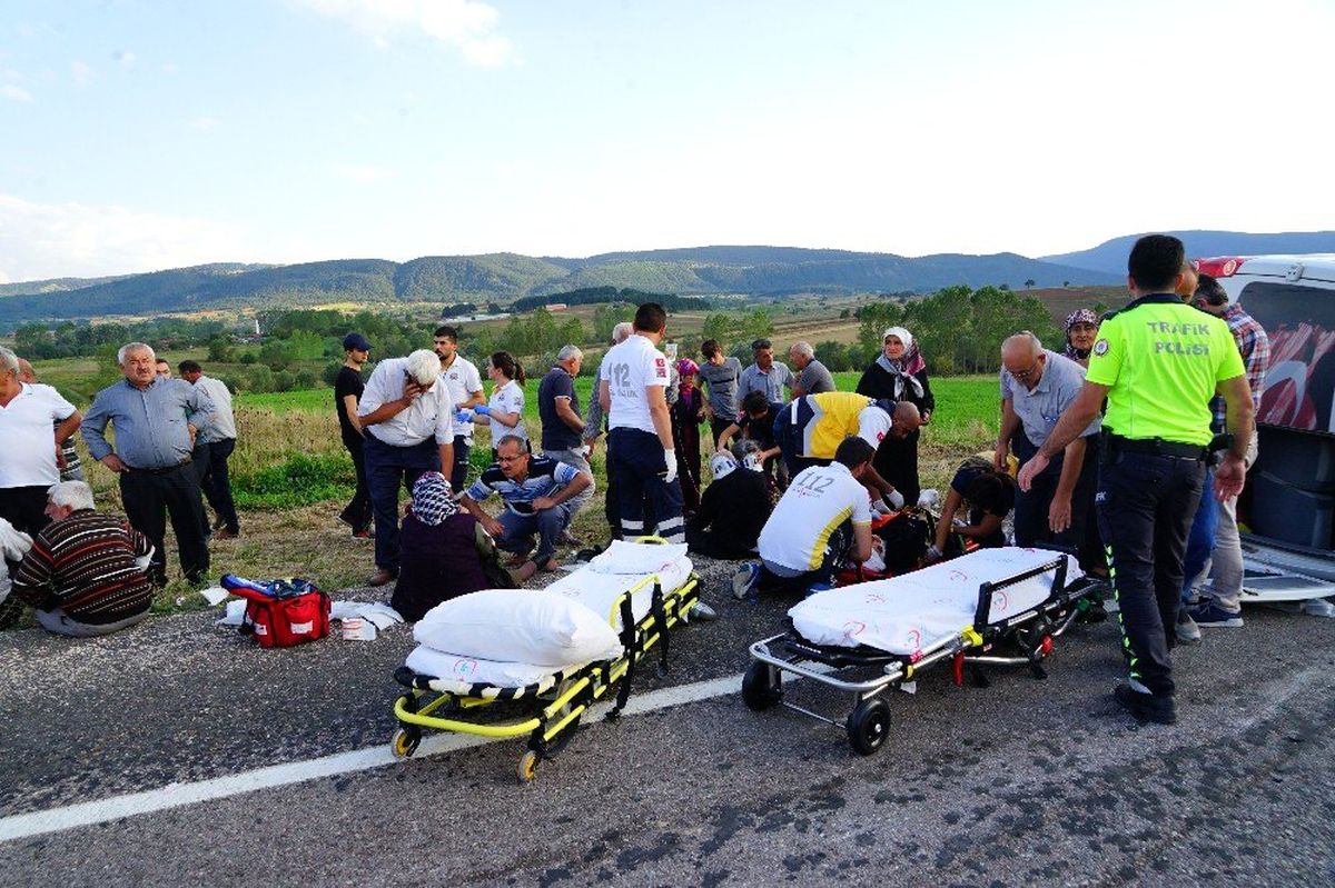 Kastamonu\'da yolcu minibüsü ile kamyonet çarpıştı: 1 ölü, 16 yaralı