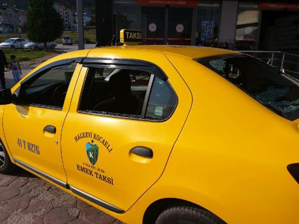 Kocaeli\'de taksiciyi bıçak ve palalarla gasbetmeye çalıştılar